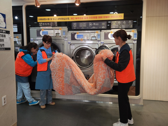 부산 영웅시대 스터디하우스 회원들이 이불빨래 봉사를 하고 있다.<임영웅 팬클럽 영웅시대 제공>